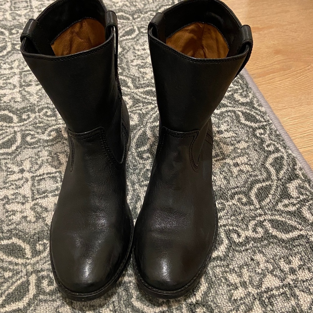 Short black Frye leather boot, excellent condition
